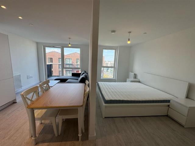 Flat for rent in Hayes, Greater London