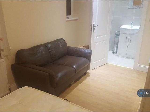 Flat for rent in London Borough of Hounslow, Greater London