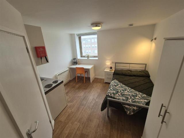 Flat for rent in Lansdowne, Springbourne