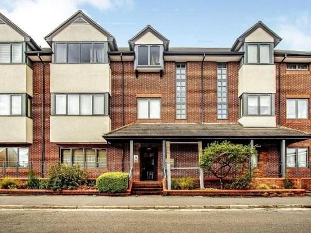 Flat for rent in Woking, Surrey