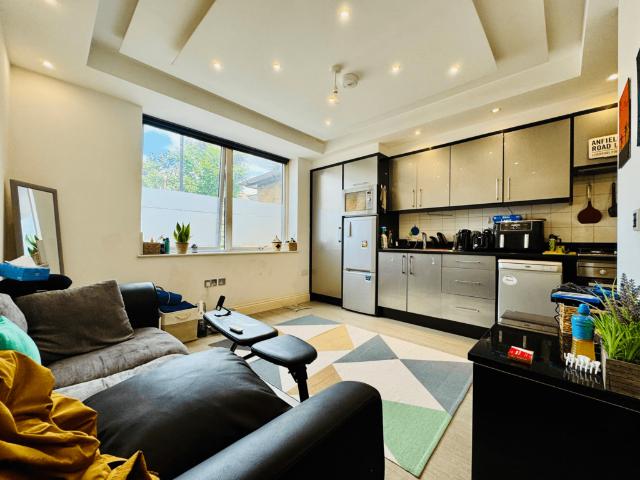 Flat for rent in London Borough of Hounslow, Cat Hill