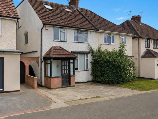 Flat for rent in Gould's Green, Greater London
