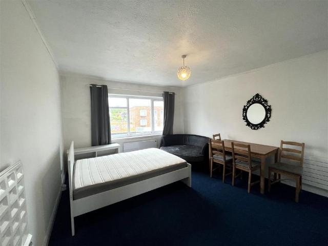 Studio for rent in Queen's Park, Brighton & Hove