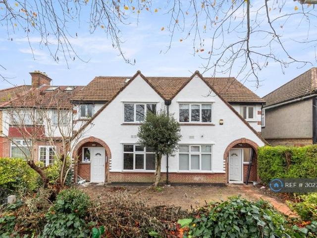 Flat for rent in London Borough of Hillingdon, Greater London