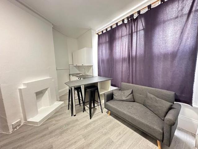 Flat for rent in Brook Green, Greater London