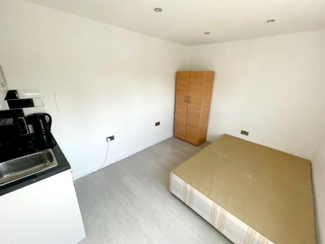 Studio for rent in Cockfosters, Greater London