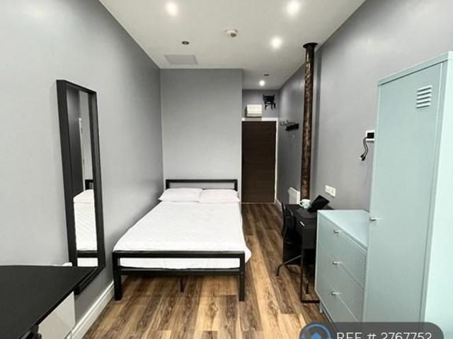 Studio for rent in Highfields, Huddersfield
