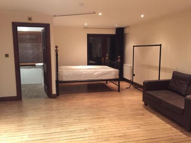 Studio for rent in Hollingwood, Chesterfield