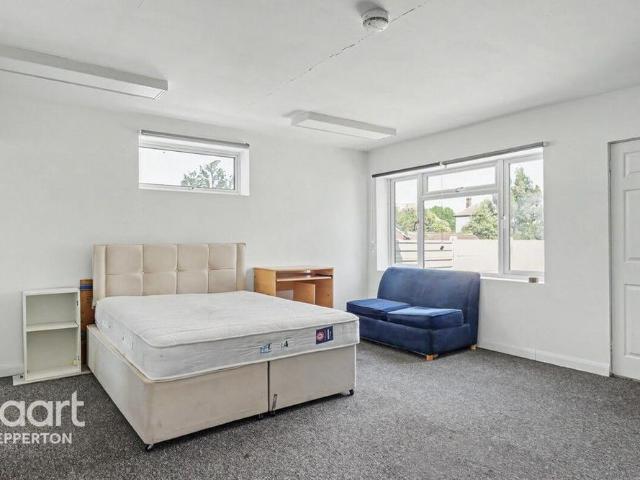 Studio for rent in Lower Halliford, Surrey