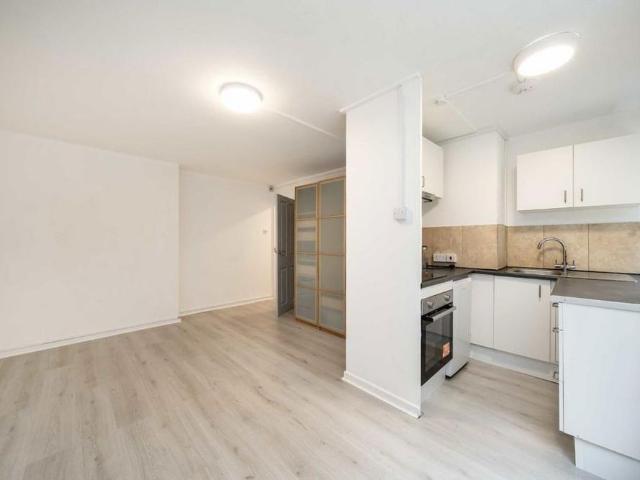 Studio for rent in Woodside Park, Greater London