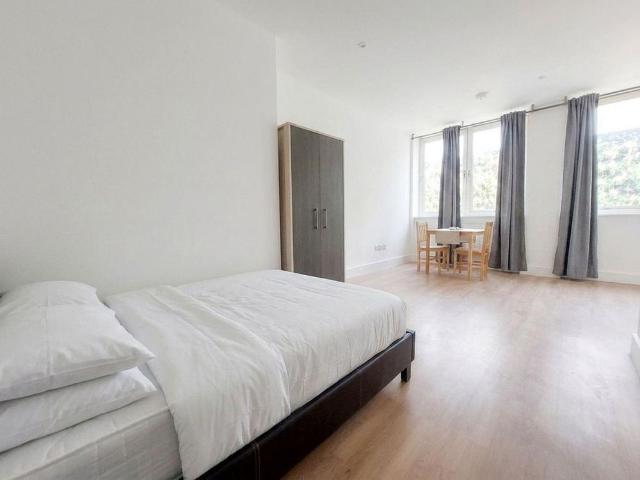 Studio for rent in Elstree and Borehamwood, Borehamwood