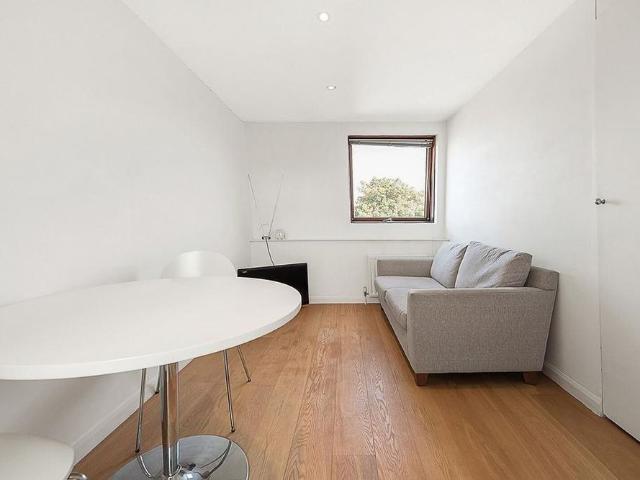Studio for rent in London Borough of Wandsworth, Greater London