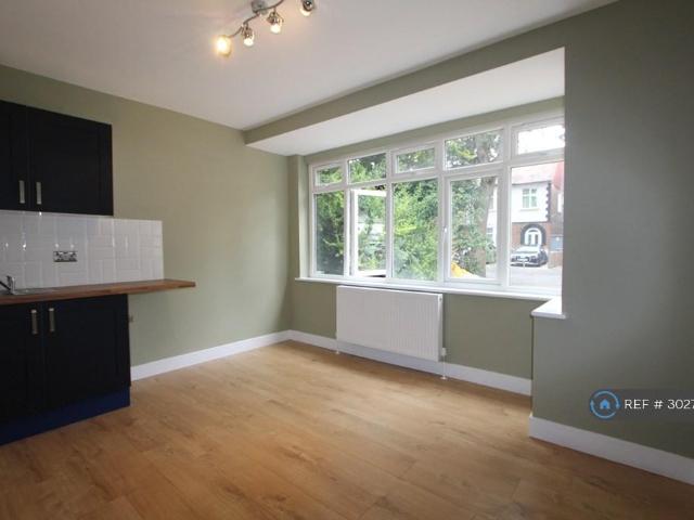 Flat for rent in Beddington, Greater London