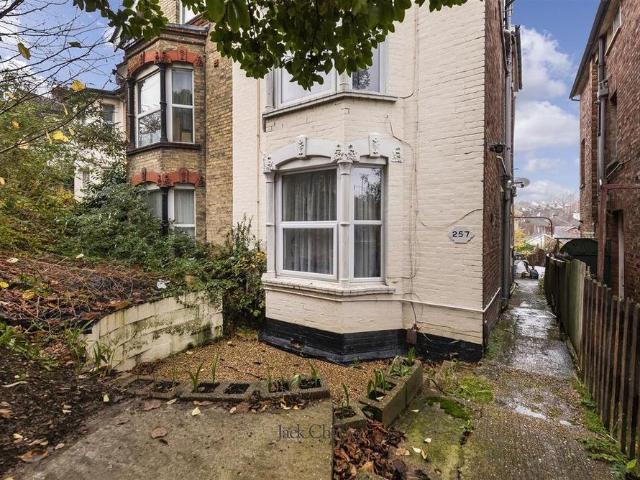 Studio for rent in St James, Sandown Park