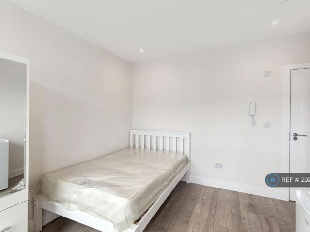 Studio for rent in London Borough of Hounslow, Osterley