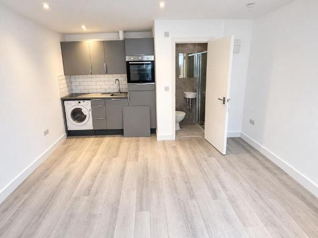 Studio for rent in East Molesey, Elmbridge