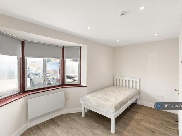 Studio for rent in Lower Halliford, Surrey