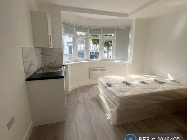 Flat for rent in Harrow Weald, Greater London