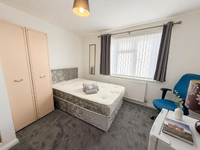 Flat for rent in Gould's Green, Greater London