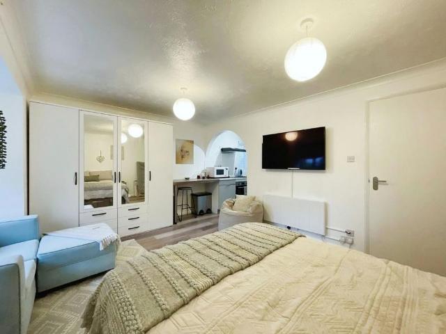 Studio for rent in Swallow, Buckinghamshire