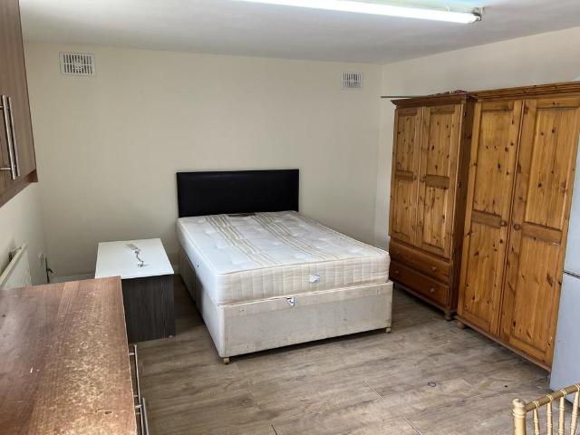 Flat for rent in London Borough of Ealing, Cat Hill