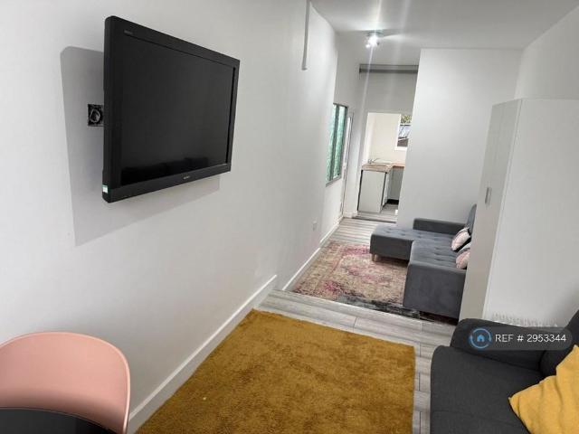 Studio for rent in Bennetts End, Pouchen End