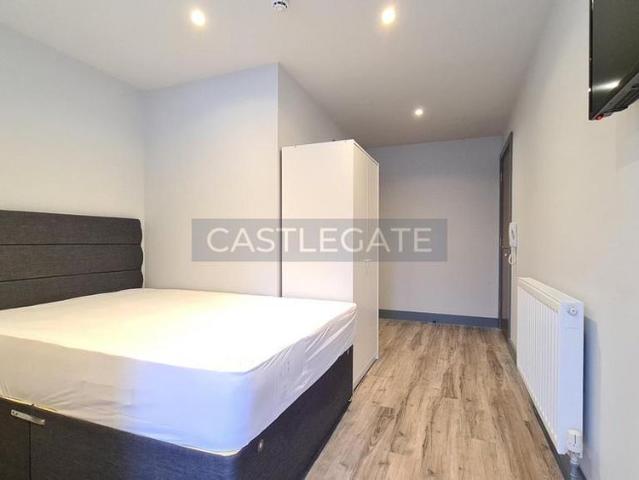 Studio for rent in Folly Hall, Kirklees