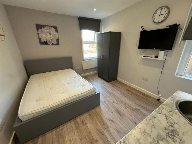 Studio for rent in West Drayton, Greater London