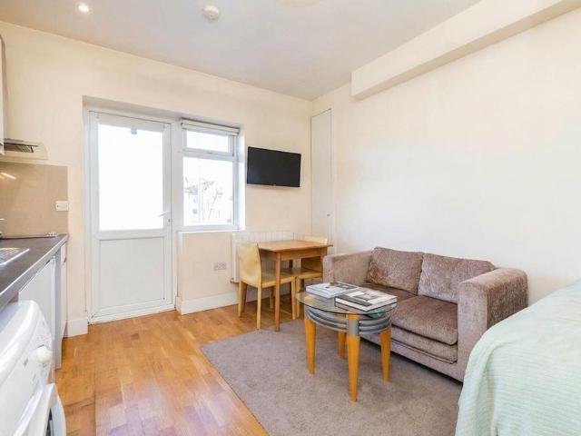 Studio for rent in Childs Hill, Greater London