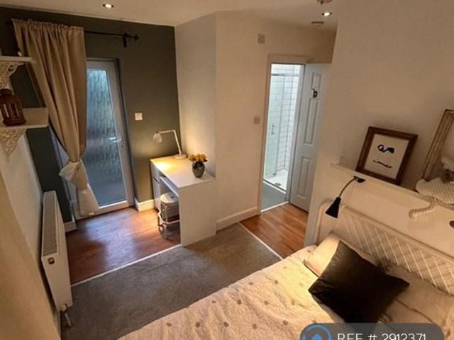 Flat for rent in Mill Hill, Greater London