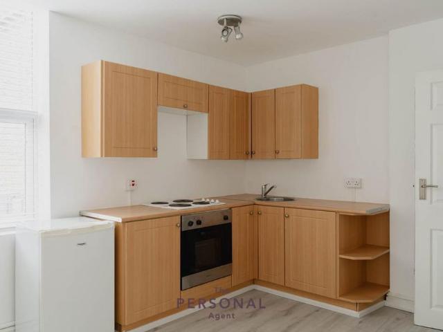 Studio for rent in Woodcote, Epsom