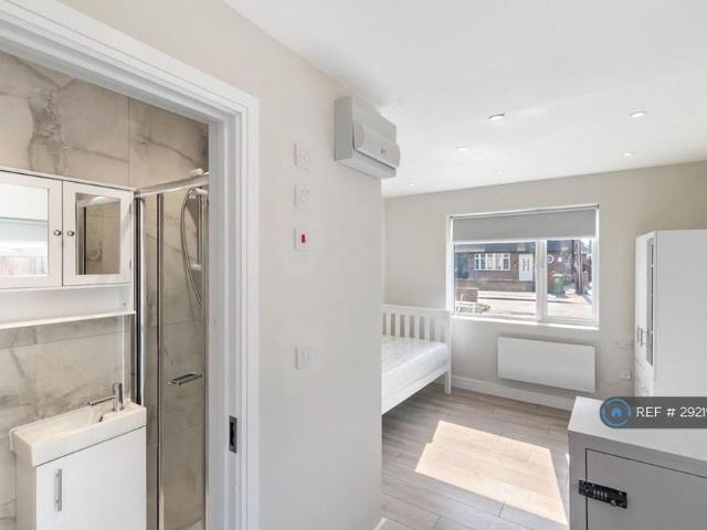 Studio for rent in Lower Halliford, Surrey