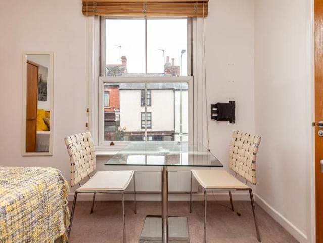Studio for rent in Holywell, The Slade