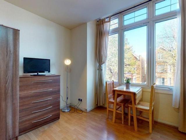 Studio for rent in Willesden Green, Greater London