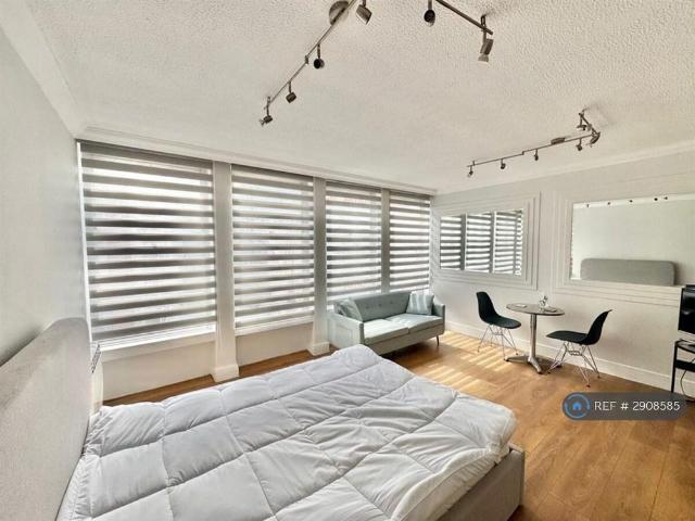 Studio for rent in Westminster, Victoria