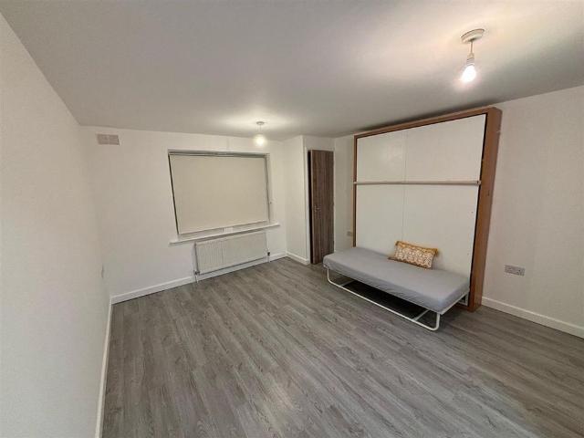 Studio for rent in Whitehall, Feckenham