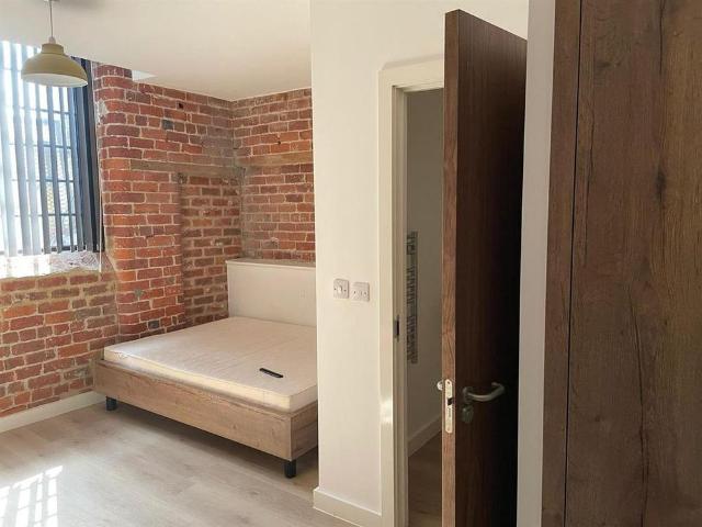 Studio for rent in Bare, Lancashire