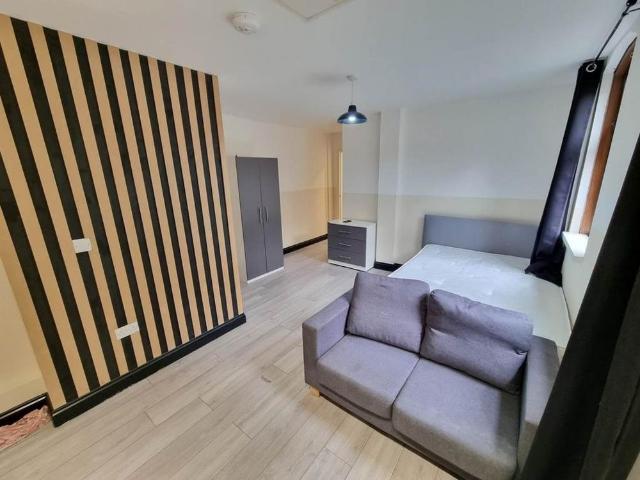 Studio for rent in West Yorkshire