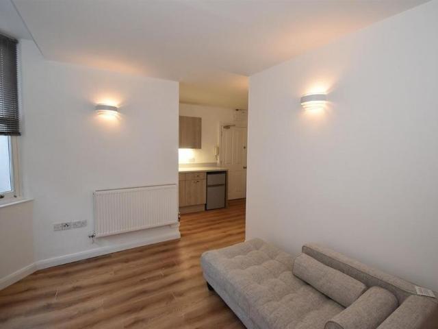 Studio for rent in Emscote, Green Close