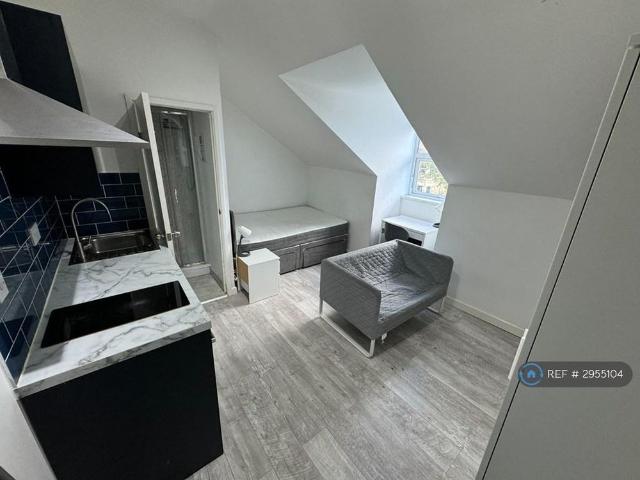 Studio for rent in Aldrington