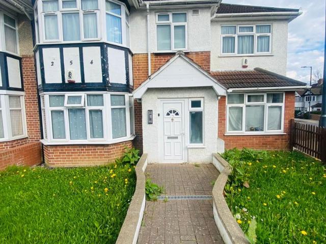 Flat for rent in Lane, Greater London