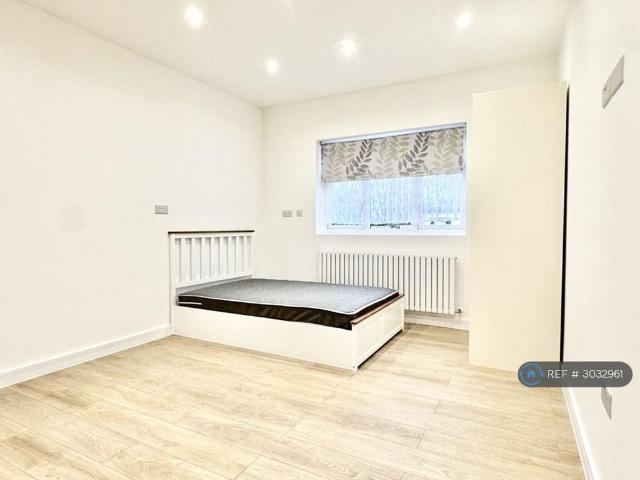 Studio for rent in Wealdstone, Greater London
