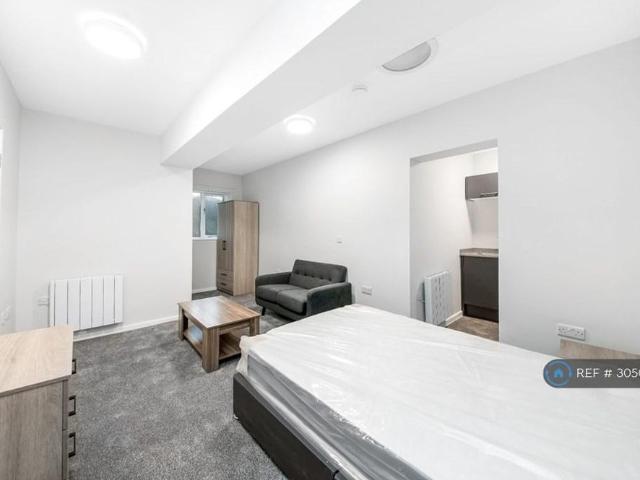 Studio for rent in Folly Hall, Kirklees