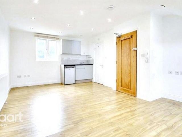 Flat for rent in Newbury Park, Greater London