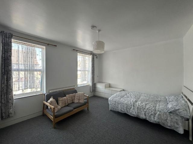 Studio for rent in London Borough of Hounslow, Osterley