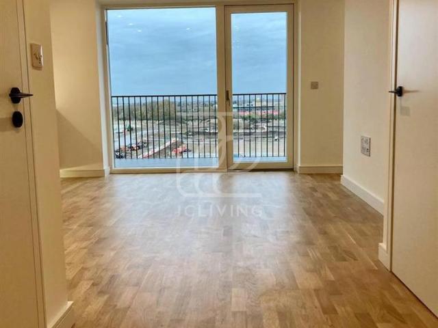 Flat for rent in London Borough of Ealing, Greater London