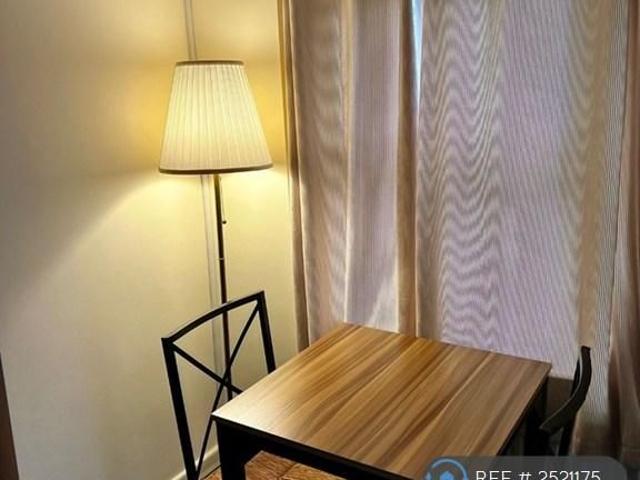 Studio for rent in Burley, West Yorkshire