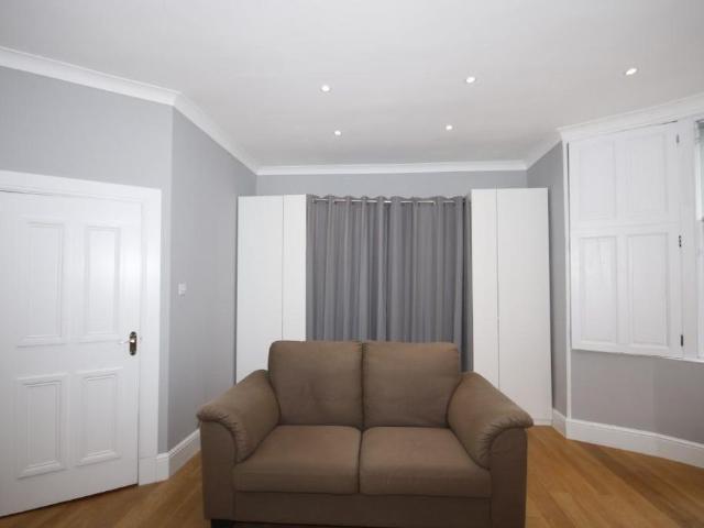 Studio for rent in Dowanhill, Scotland