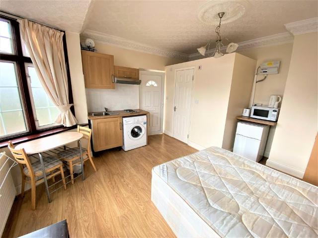 Flat for rent in Preston, Greater London