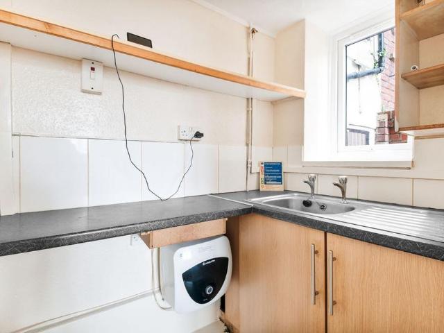 Studio for rent in Allt-yr-yn, Wales